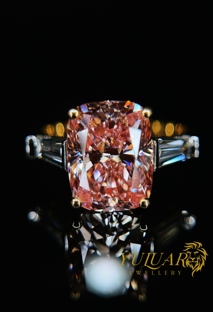 4.56 CT TW ELONGATED CUSHION  LAB-GROWN PINK DIAMOND ENGAGEMENT RING IN 14K YELLOW GOLD (G-H/VS)
