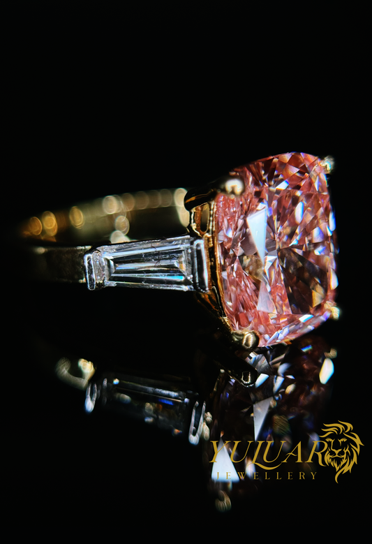 4.56 CT TW ELONGATED CUSHION  LAB-GROWN PINK DIAMOND ENGAGEMENT RING IN 14K YELLOW GOLD (G-H/VS)