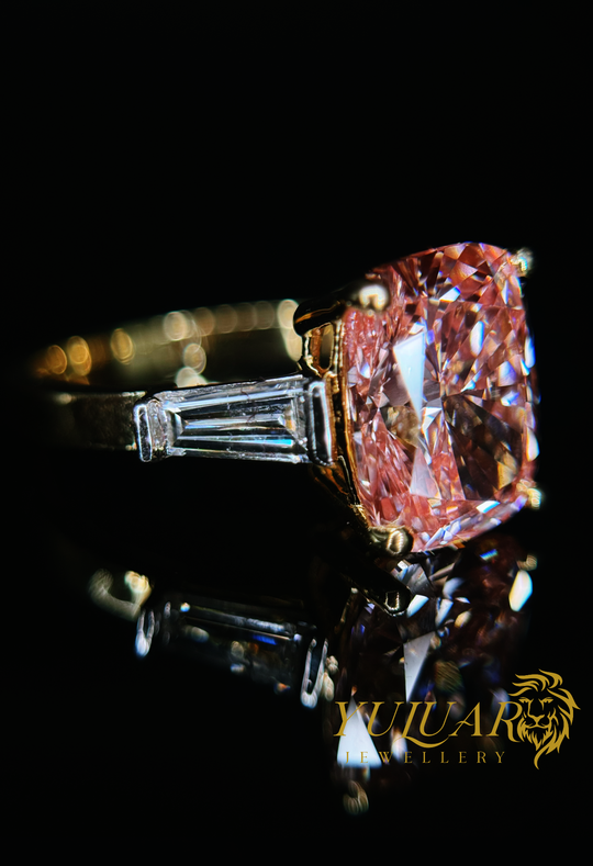 4.56 CT TW ELONGATED CUSHION  LAB-GROWN PINK DIAMOND ENGAGEMENT RING IN 14K YELLOW GOLD (G-H/VS)