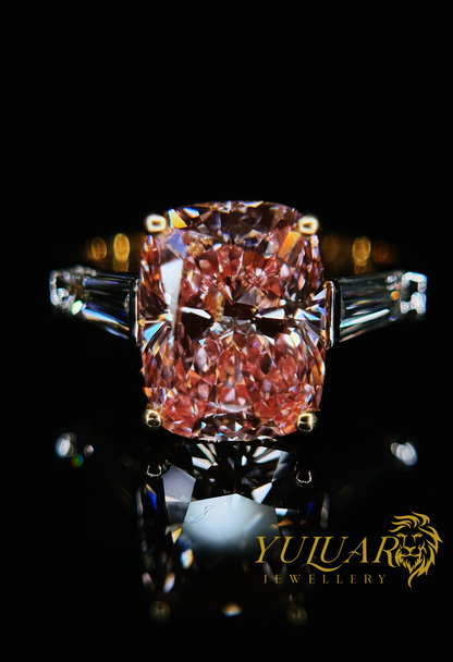 4.56 CT TW ELONGATED CUSHION  LAB-GROWN PINK DIAMOND ENGAGEMENT RING IN 14K YELLOW GOLD (G-H/VS)