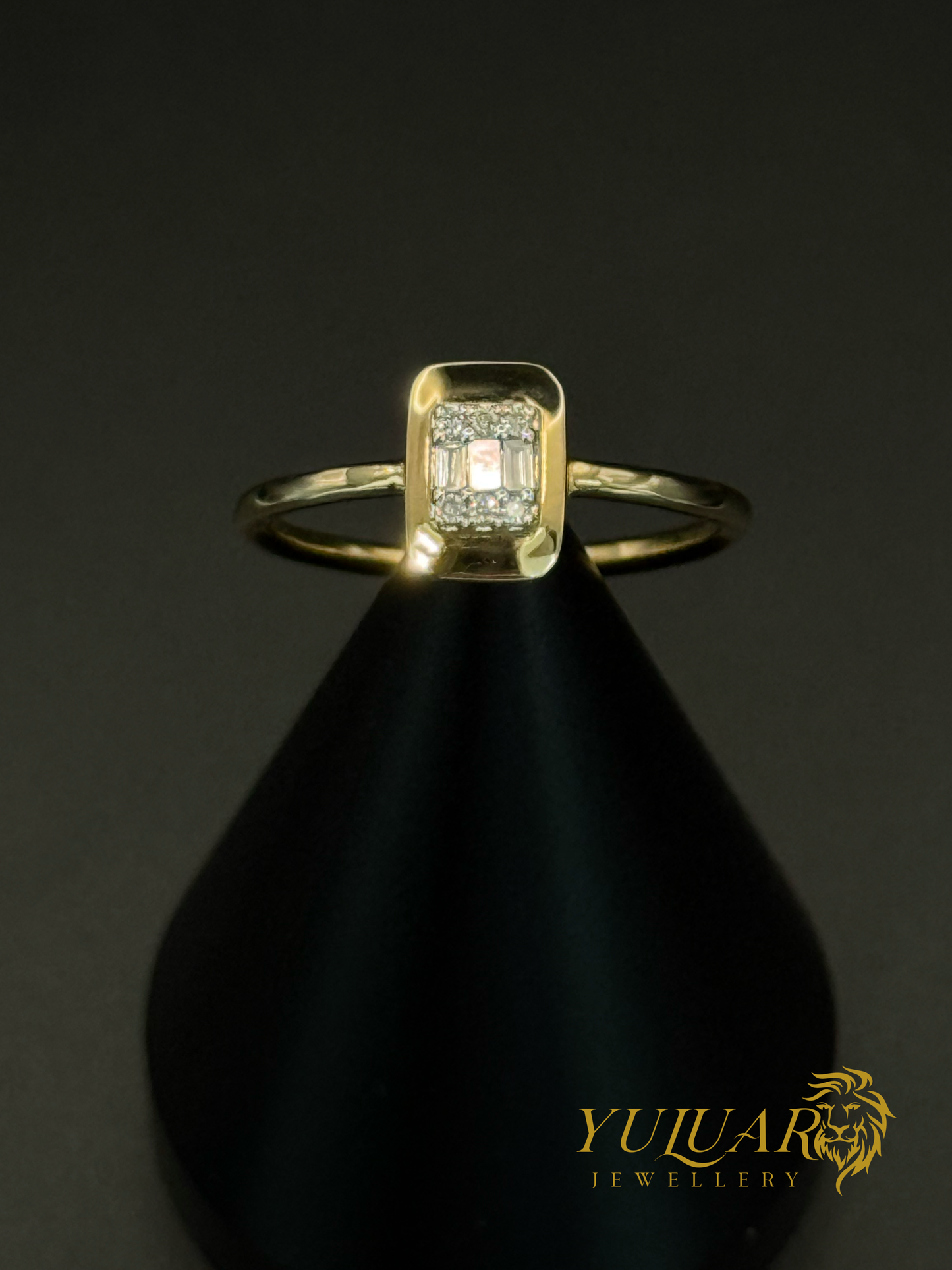 Delicate and modern ring in 18K yellow gold .11 Carats Natural Diamonds