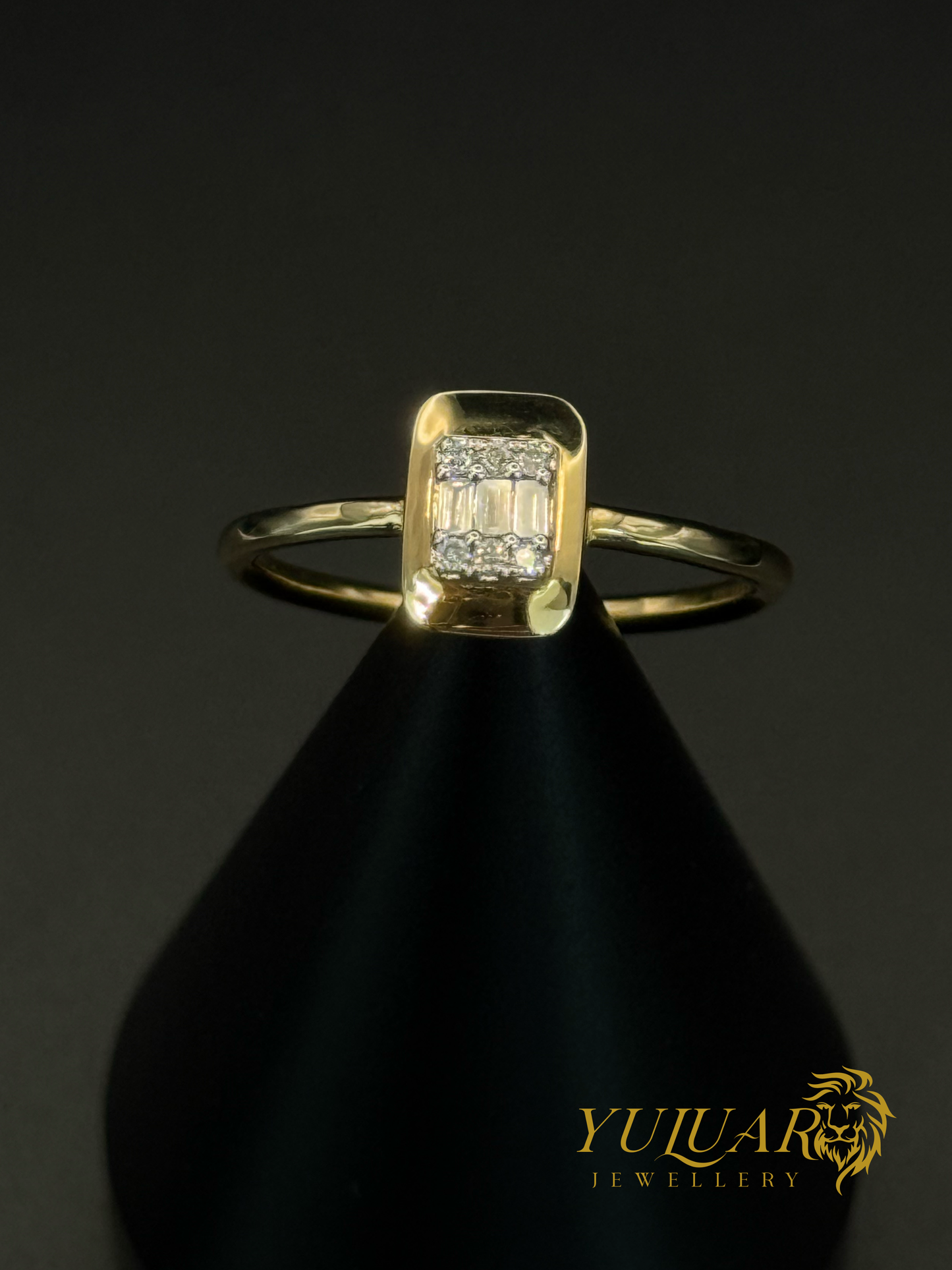 Delicate and modern ring in 18K yellow gold .11 Carats Natural Diamonds