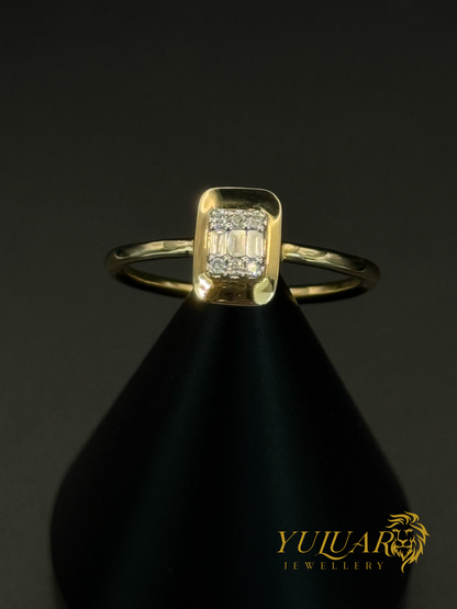 Delicate and modern ring in 18K yellow gold .11 Carats Natural Diamonds