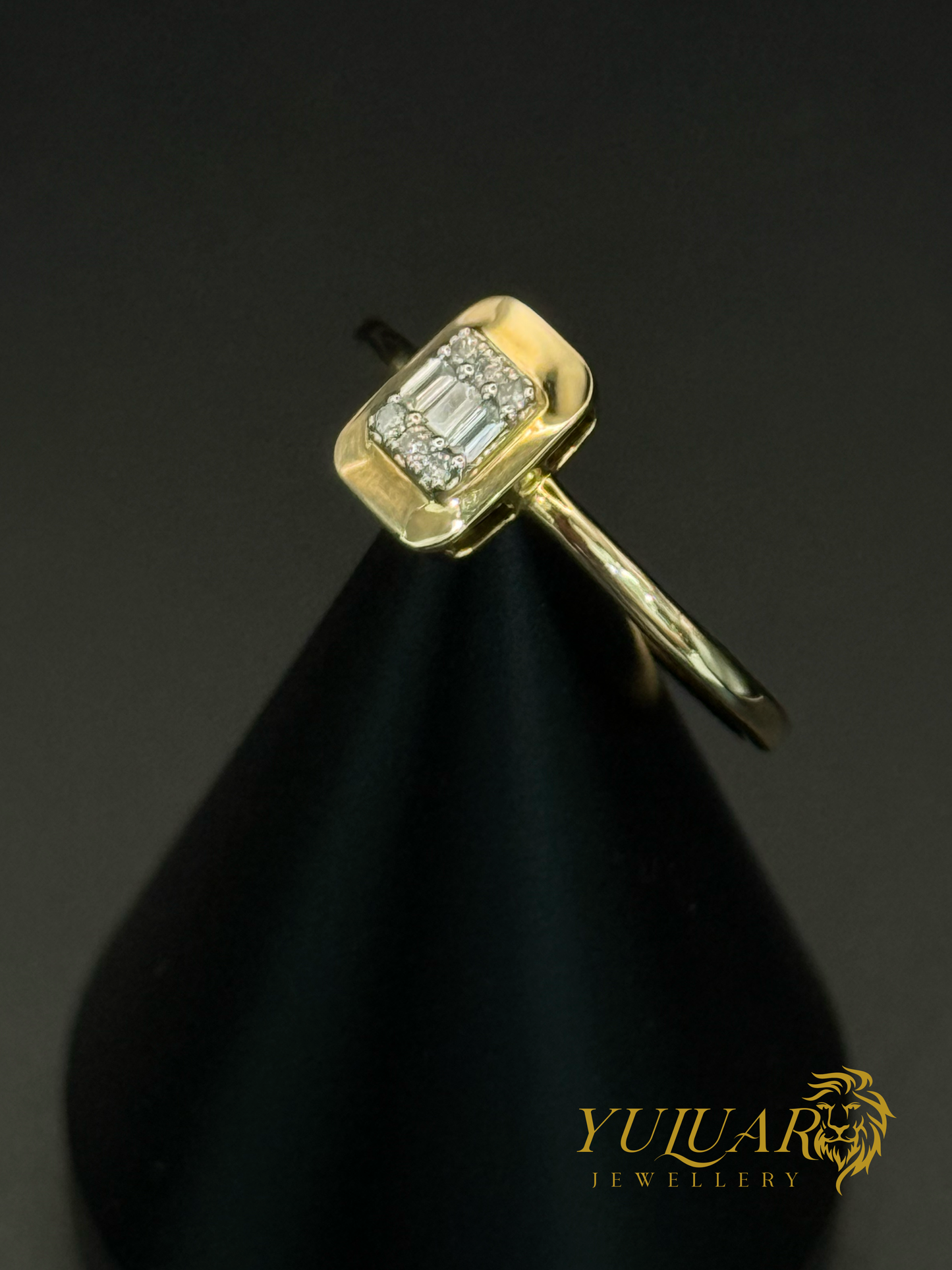 Delicate and modern ring in 18K yellow gold .11 Carats Natural Diamonds