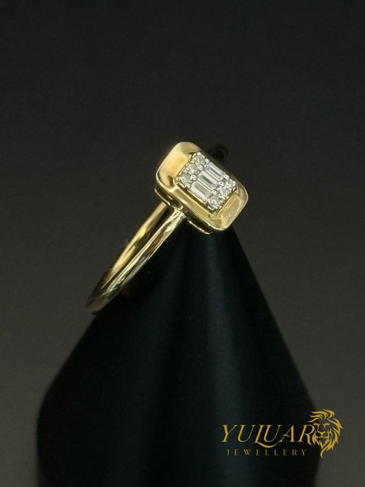 Delicate and modern ring in 18K yellow gold .11 Carats Natural Diamonds